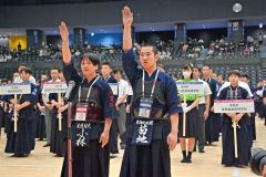 選手宣誓する（右から）東海大札幌高の菊地祥平選手と小林芽峯選手