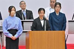 道高校生活動推進委員の（右から）松本優さん、海田夏希さん、竹内陽向さん