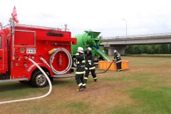 コンクリートアジテータ車から水の供給を受けて放水した消防用水搬送訓練