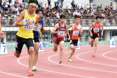 男子８００メートル予選１組　（４０）須長柊太（帯三条）（８０）藤田悠聖（白樺学園）