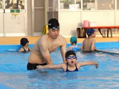 アジア大会金の坂田選手から技術指導　本別水泳少年団 3