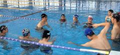 アジア大会金メダリストの坂田選手（左から３人目）から指導を受ける本別水泳少年団の子どもたち