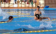 アジア大会金メダリストの坂田選手（右奥）から指導を受ける本別水泳少年団の子どもたち