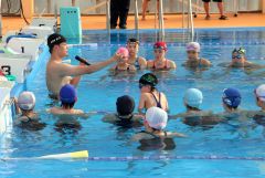 アジア大会金メダリストの坂田選手（左から２人目）から指導を受ける本別水泳少年団の子どもたち