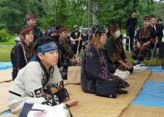 儀式を見つめるアイヌ民族の人たち