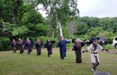 帯広カムイトウウポポ保存会メンバーによる伝統の古式舞踊の一場面
