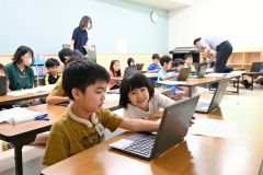 １人１台のパソコンでプログラミングを楽しむ児童たち