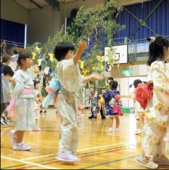 盆踊りを楽しむ園児たち