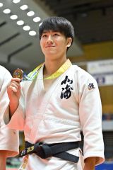 男子個人戦８１キロ級で３位入賞を果たし、メダルを手に笑顔を見せる北海の三田朝陽