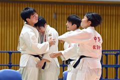 女子団体戦で初優勝を決め、涙を流して喜ぶ（左の）井上朋香ら佐賀商の選手