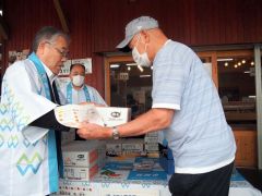 名産品「幸水」を買い物客に手渡す須藤筑西市長（左）