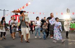 ４年ぶりの開催となった盆踊りを楽しむ村民たち