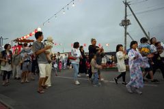 ４年ぶりの開催となった盆踊りを楽しむ村民たち