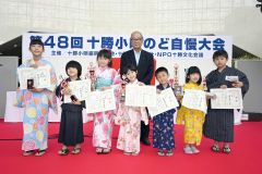 賞状を手にする幼年の部の（左から）大林さん、山本暁大ちゃん、工藤さん、西紗花ちゃん、吉田さん、正岡すみれちゃん、池田さん