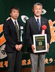 表彰を受けた鈴木武ＯＢ会会長（右）