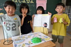 自由研究の作品をクラスで発表する児童（１８日午前９時ごろ、帯広小学校で。須貝拓也撮影）