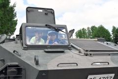 陸上自衛隊の相隣装甲車に乗る子ども