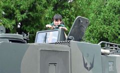 陸上自衛隊の相隣装甲車から顔を出す子ども
