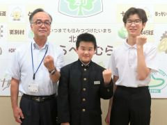 全道大会への飛躍を誓った（右から）吉田さん、吉根陸翔さん。左は細川教育長