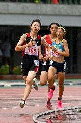 【女子８００メートル・決勝】ラスト１周の鐘が鳴り、スパートをかける人見仁菜（左、足寄）＝金野和彦撮影