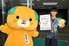 男子８００メートルで優勝した山田和生（音更）を祝福する愛媛県のイメージアップキャラクターの「みきゃん」と記念写真（金野和彦撮影）