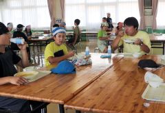 児童らと一緒にランチを楽しむＪＡ青年部理事の太田さん（右）