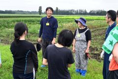 指導農業士の（右から）鈴木さんと鳥本さんの指導を受けた生徒たち（手前）