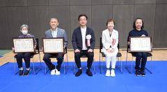 各種表彰を受けた荒木さん（左から２人目）、津田さん（右）、金田さん（左）。中央は米沢市長、右から２人目は畑中さん