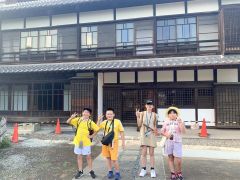 旧渋沢邸の「中の家」を訪れた清水町の児童たち