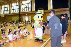 マスコット登場に大歓声　レバンガ北海道が明和小にバスケットボール寄贈 2