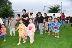 ４年ぶりの夏まつりで盆踊りを楽しむ参加者