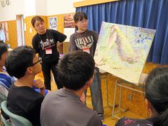 武蔵野美大の学生から作品の説明を受ける中札内中の生徒たち