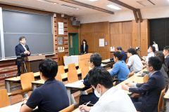 同大で開かれた開講式で長澤学長のあいさつに耳を傾ける受講者
