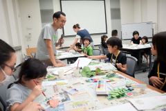 小寺さん（左）にアドバイスをもらって葉っぱアートづくりをする参加者