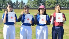 女子個人戦の上位入賞者。（右から）７０メートル優勝の阿部千歩、３０メートル優勝の村井端歩、２位の織田奈海、３位の橋本美奈