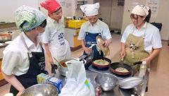 大豆ミートを使ったハラル食品を試作する（左から）小野さん、小川さん、遠国さん、真鍋さん