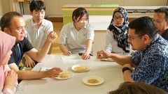 大豆ミートの感想や味の好みなどについてマレーシア人の意見を聞く本別高校生