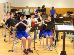 昭和音大生の指導を受ける中札内中吹奏楽部員たち