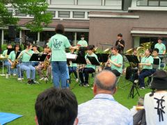 昭和音大の学生たちと一緒に演奏する中札内中吹奏楽部のメンバー