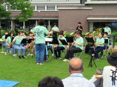昭和音大の学生たちと一緒に演奏する中札内中吹奏楽部のメンバー