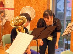 中札内中の吹奏楽部員を指導する昭和音大の学生