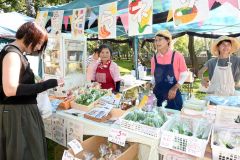 十勝ファーマーズマーケットで野菜などを販売するあおぞらネットの会員