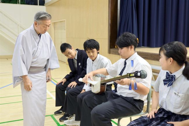 大空学園で浄瑠璃公演　児童生徒が日本文化に触れる
