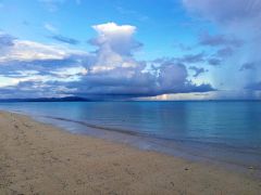竹富島にある透き通るような青い海と白い砂のビーチが特徴の「コンドイ浜」