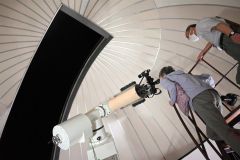 天文台で星を観察する参加者