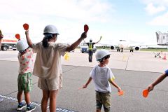 着陸した航空機の誘導を体験する子どもたち
