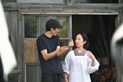 母役の磯貝さん（右）と演技について話す逢坂監督