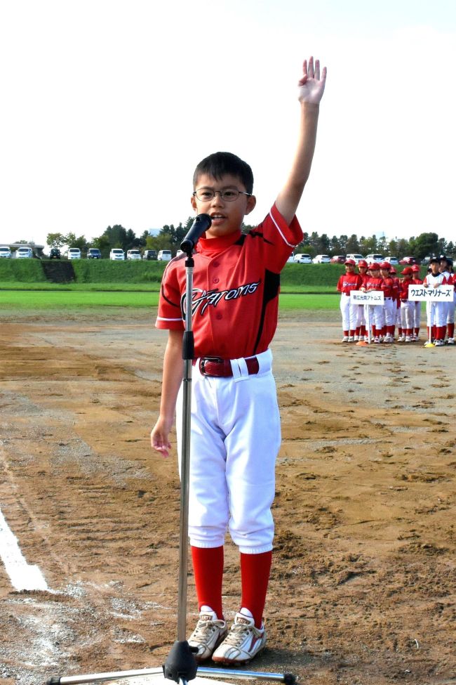 １１チーム熱戦スタート、平野主将選手宣誓　帯広少年軟式野球連盟会長杯兼杉野杯開会式