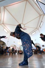 アイヌの古式舞踊を披露する帯広カムイトウウポポ保存会のメンバー（金野和彦撮影）