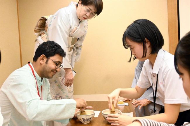 和菓子は「アートのよう」　ＪＩＣＡ研修員と高校生が茶道で交流